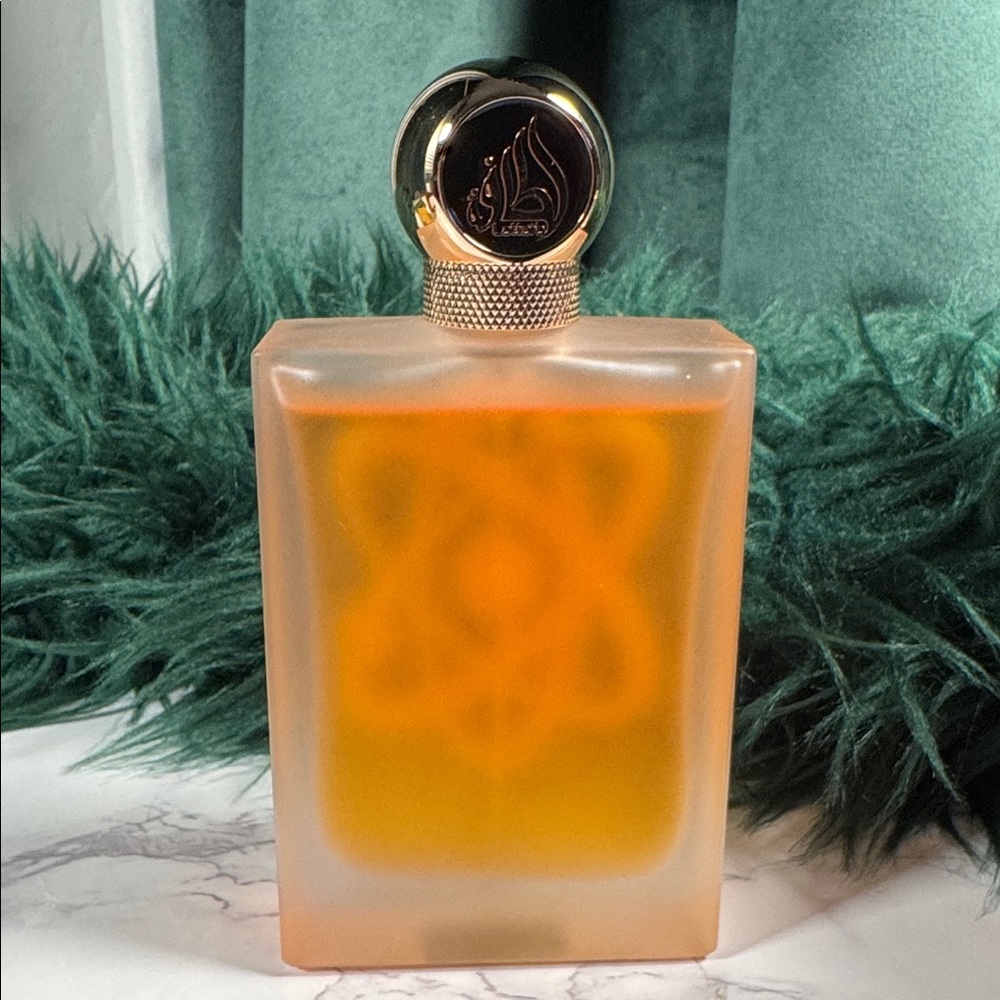 Lattafa Perfumes Tharwah Gold for Unisex Eau de Parfum Spray, 3.4 Ounce 100ml - Picture 2 of 5